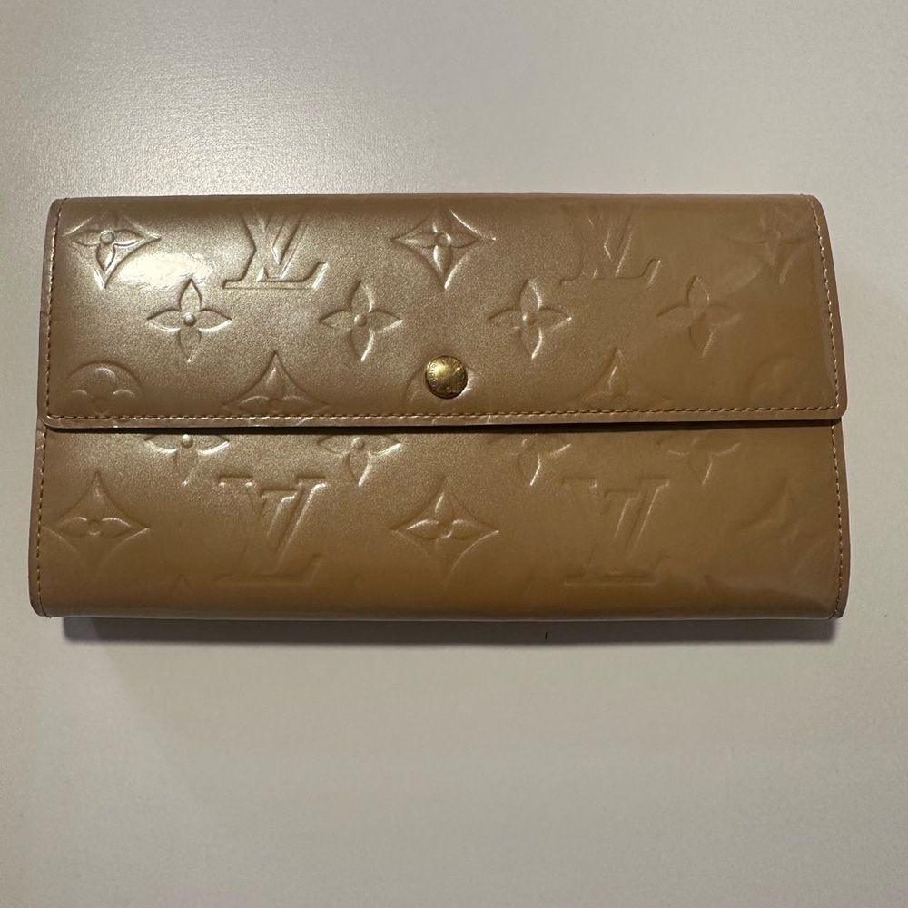 Authentic Louis Vuitton Beige Vernis Sarah Wallet